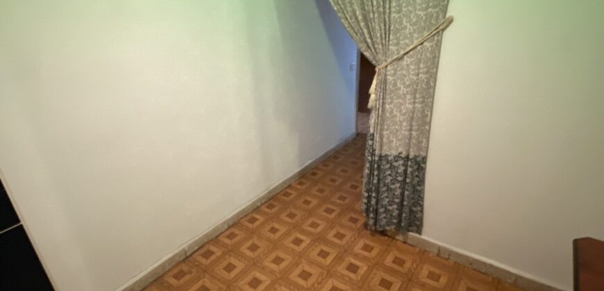 Acogedor piso en Calle Postas – 3 Dormitorios, Terraza y Dos Patios Privados