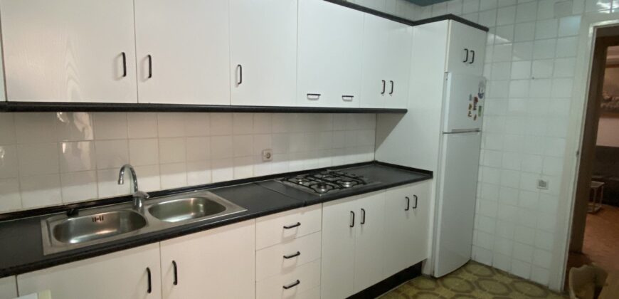 Acogedor piso en Calle Postas – 3 Dormitorios, Terraza y Dos Patios Privados