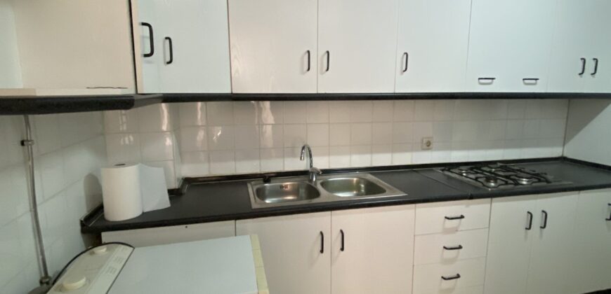 Acogedor piso en Calle Postas – 3 Dormitorios, Terraza y Dos Patios Privados