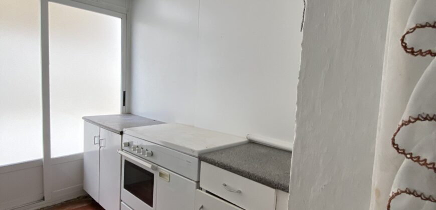 Acogedor piso en Calle Postas – 3 Dormitorios, Terraza y Dos Patios Privados