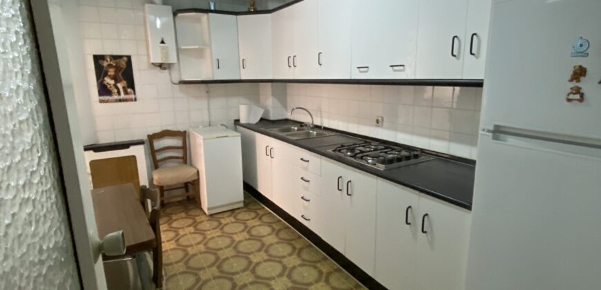 Acogedor piso en Calle Postas – 3 Dormitorios, Terraza y Dos Patios Privados