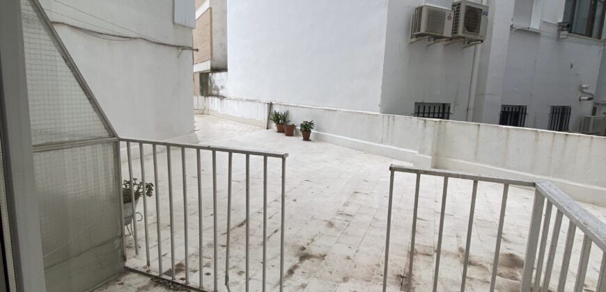 Acogedor piso en Calle Postas – 3 Dormitorios, Terraza y Dos Patios Privados