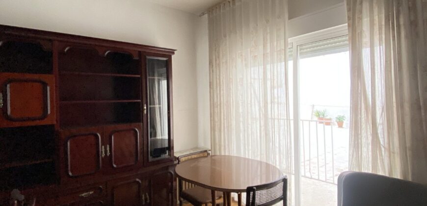Acogedor piso en Calle Postas – 3 Dormitorios, Terraza y Dos Patios Privados