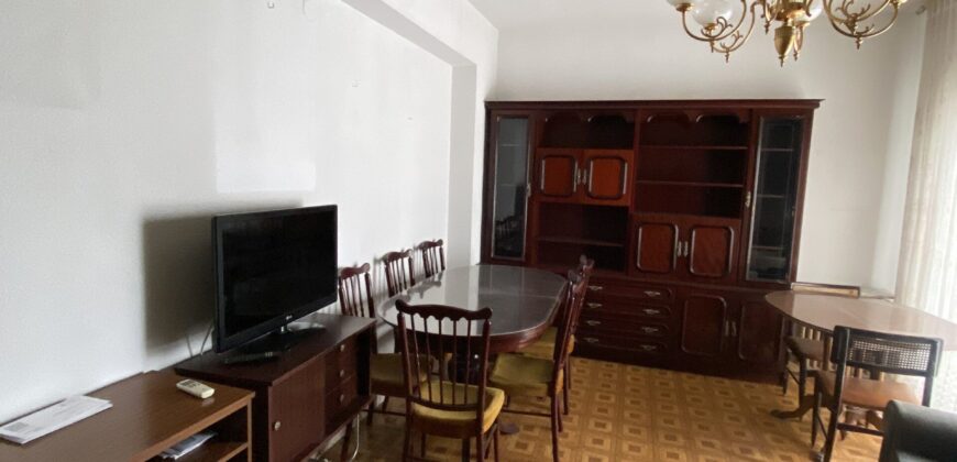 Acogedor piso en Calle Postas – 3 Dormitorios, Terraza y Dos Patios Privados