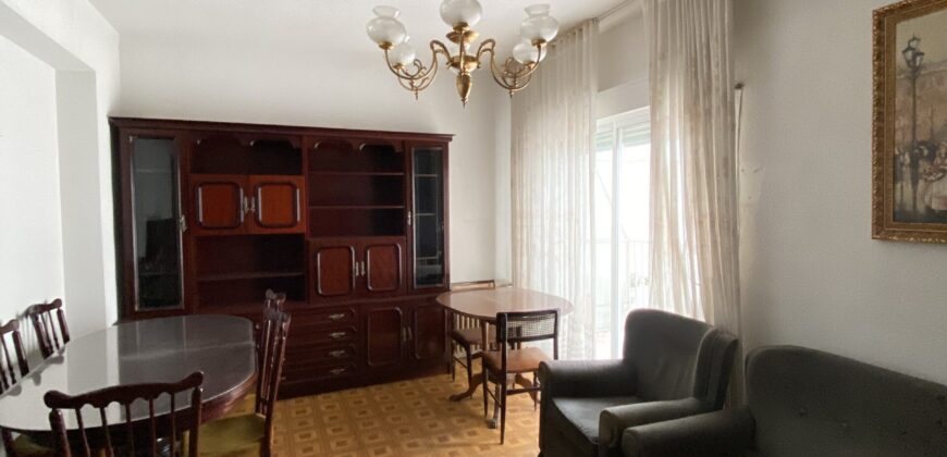 Acogedor piso en Calle Postas – 3 Dormitorios, Terraza y Dos Patios Privados