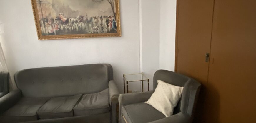 Acogedor piso en Calle Postas – 3 Dormitorios, Terraza y Dos Patios Privados