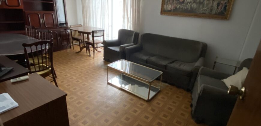 Acogedor piso en Calle Postas – 3 Dormitorios, Terraza y Dos Patios Privados