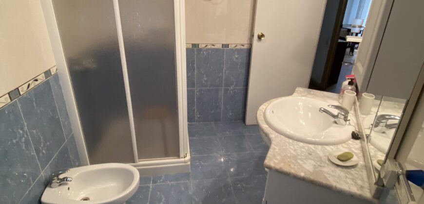 Acogedor piso en Calle Postas – 3 Dormitorios, Terraza y Dos Patios Privados