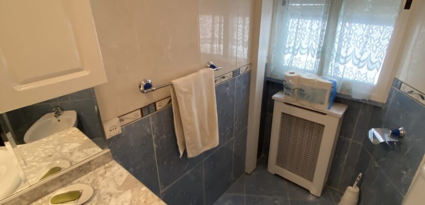 Acogedor piso en Calle Postas – 3 Dormitorios, Terraza y Dos Patios Privados