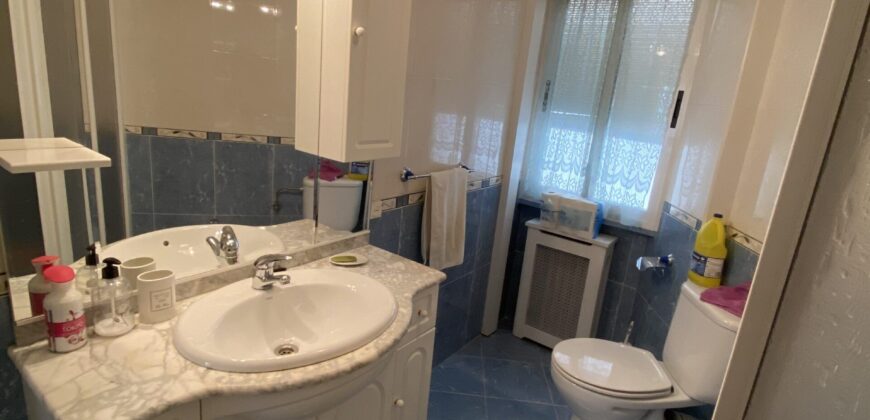 Acogedor piso en Calle Postas – 3 Dormitorios, Terraza y Dos Patios Privados