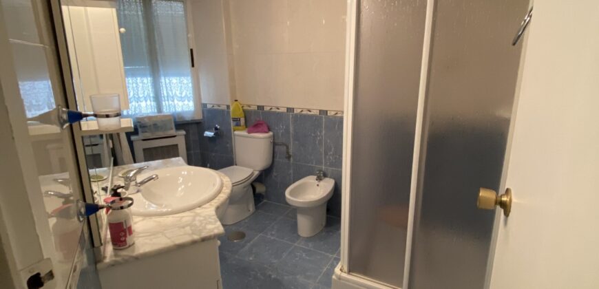 Acogedor piso en Calle Postas – 3 Dormitorios, Terraza y Dos Patios Privados