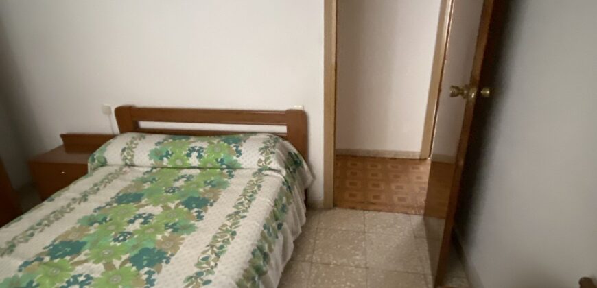 Acogedor piso en Calle Postas – 3 Dormitorios, Terraza y Dos Patios Privados