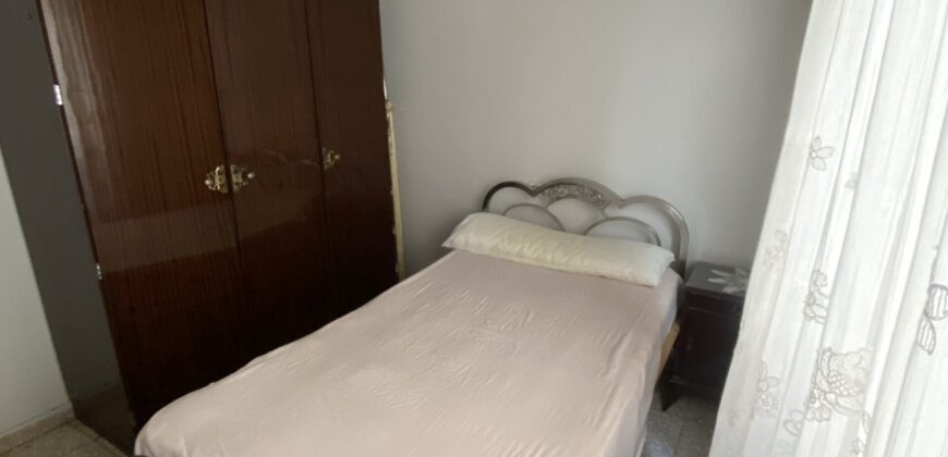 Acogedor piso en Calle Postas – 3 Dormitorios, Terraza y Dos Patios Privados