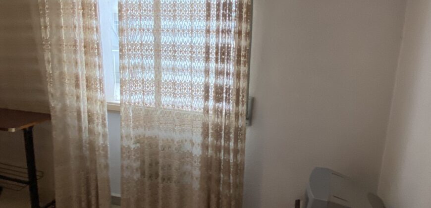 Acogedor piso en Calle Postas – 3 Dormitorios, Terraza y Dos Patios Privados