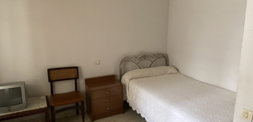 Acogedor piso en Calle Postas – 3 Dormitorios, Terraza y Dos Patios Privados